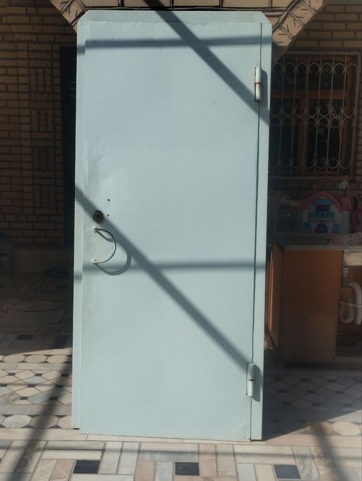 Продам железную дверь. Размеры на фото.