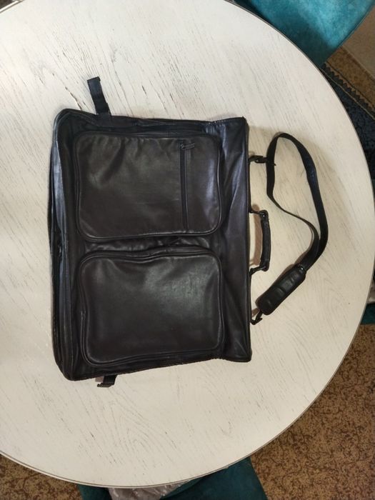 Кожаный портфель для костюмов