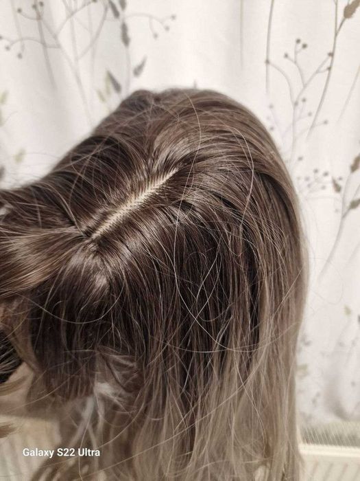 Дълга сива вълнообразна перука с бретон