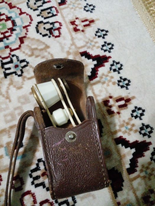 Винтажный театральный бинокль в кожаном футляре