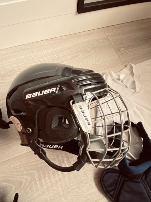 Хоккейный шлем и шорты