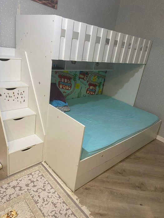 Детская двухярусная кровать + 2 матраса
