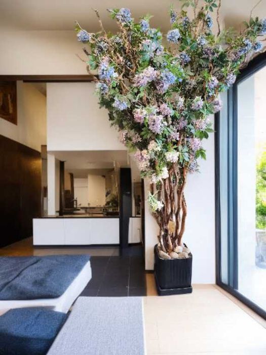 Copac decorativ cu frunze si flori artificiale