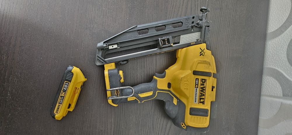 Pistol cuie Dewalt dcn 660