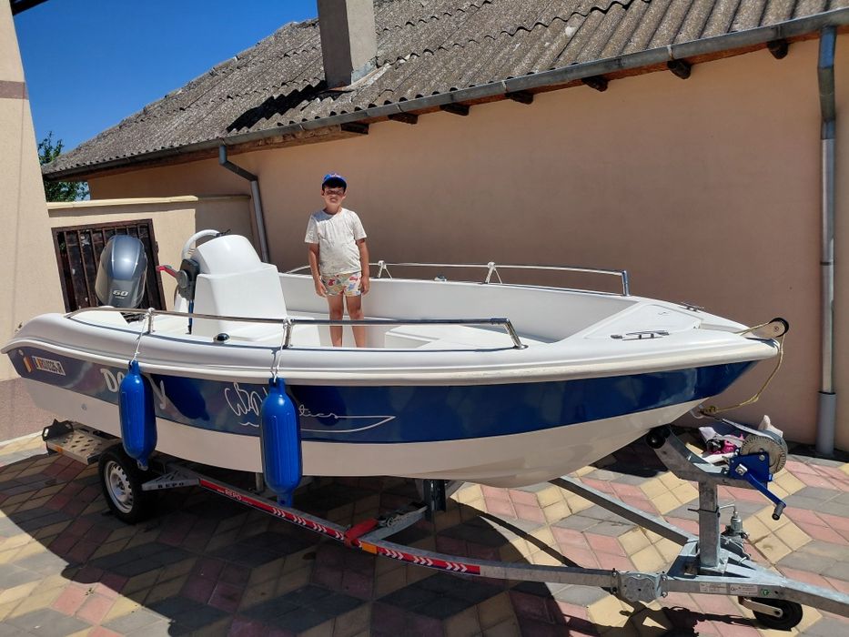 Vând ansamblu format din barcă DELPHIN 5.0 cu motor YAMAHA 60cp an fabricație și punere în funcționare iulie 2024