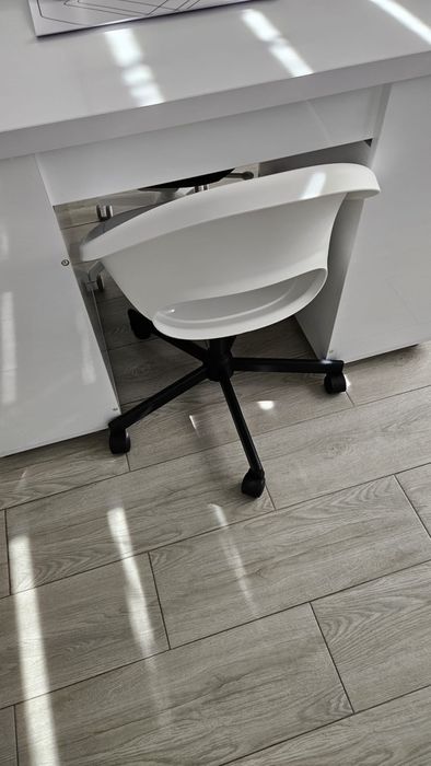 Scaun alb IKEA cu roți, stare foarte bună, modern