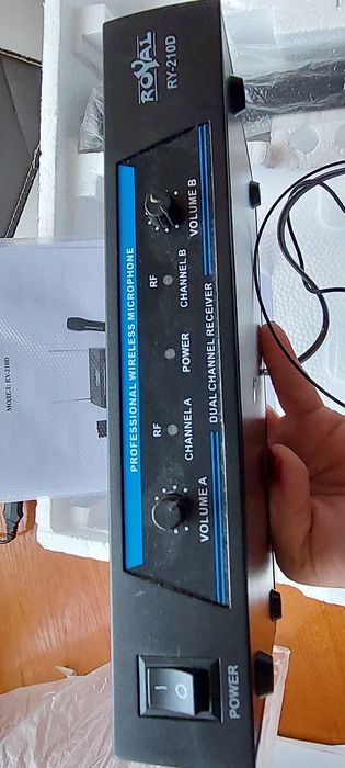 Комплект безжични микрофони с приемник за любителски партита.