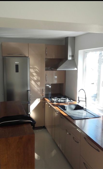 Vand Bucatarie facuta pe comanda cu insula