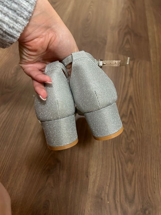 Сребристи сандали на среден ток, размер 39