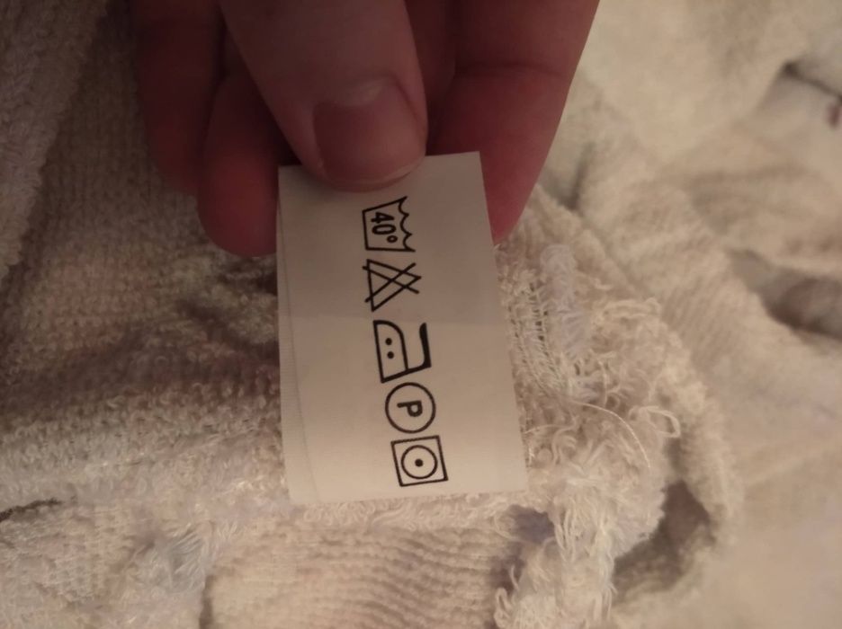 Зелен халат за възрастен, детски бял халат и оранжево-черен суичър