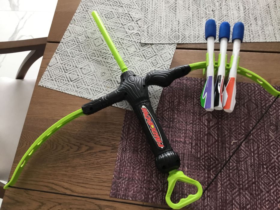 Пластмасов лък със стрели