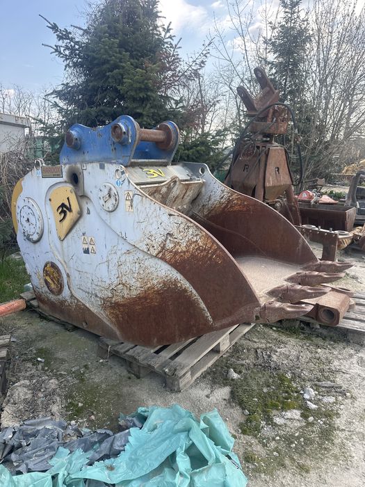 Dezmebrari utilaje, vanzari utilaje, atasamente si camioane.