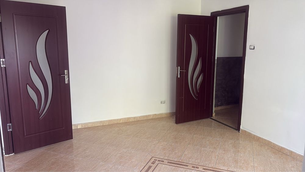 Vand apartament la etaj 2