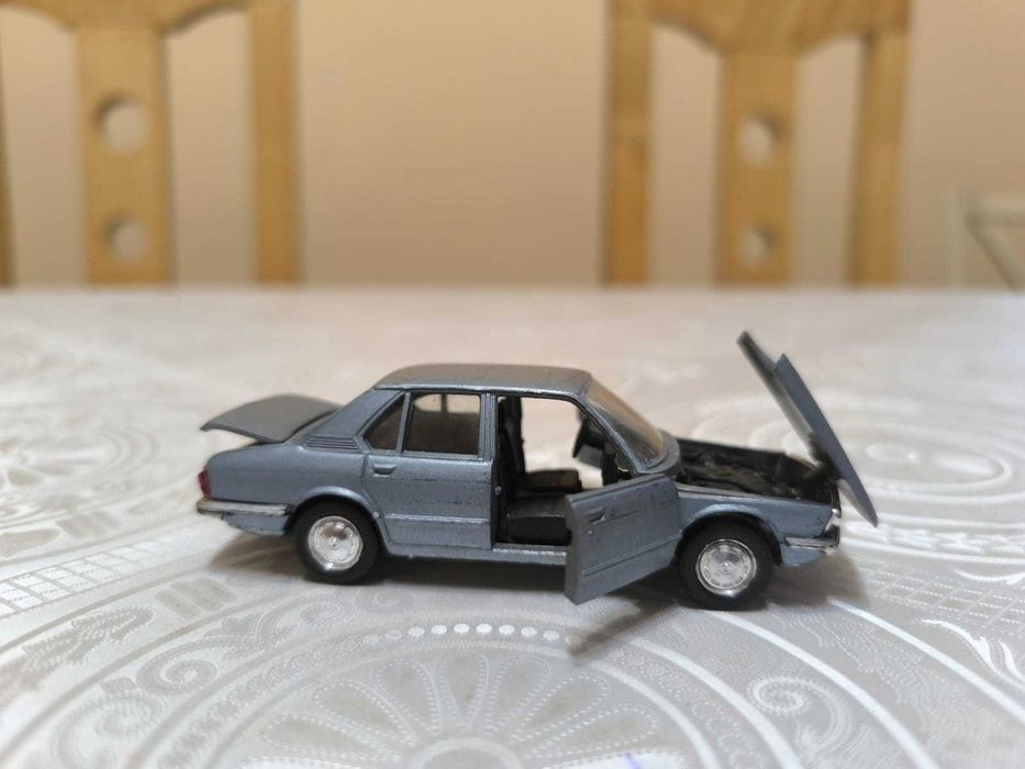 Модель 1 43 Schuco BMW 5 e12