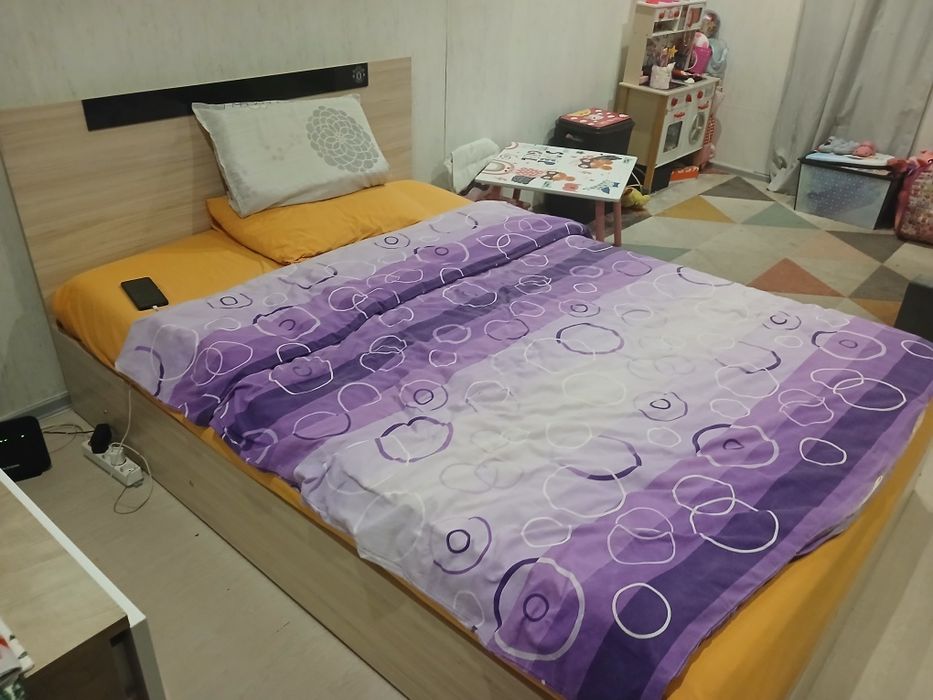 Спалня с матрак .