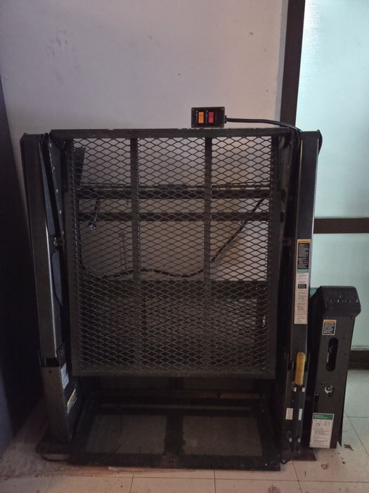 Lift auto electric  pt  persoane cu dizabilități