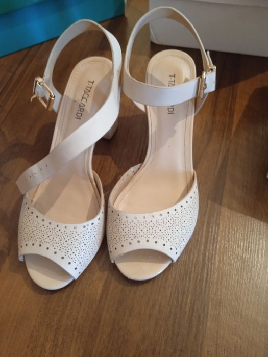 Продаю Женские босоножки