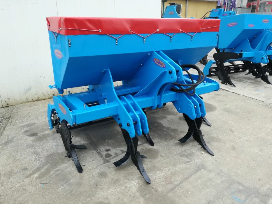 Vând scarificator cu fertilizator