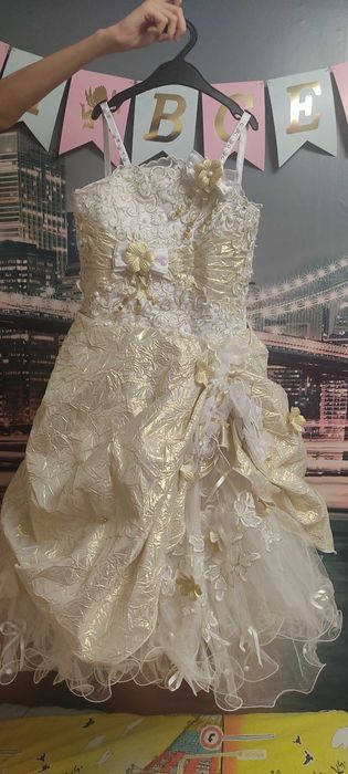 Продам платье  для девочек на утренник, новый год, выпускной