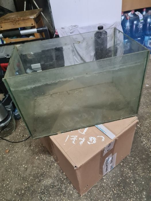 Vând acvariu  L  40cm l 30 cm și înălțime.  30cm