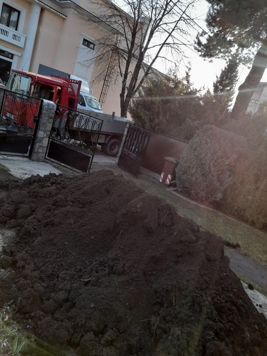 Pământ negru vegetal și gunoi de grajd