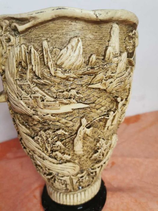 Vaza cu manere din cap de elefant