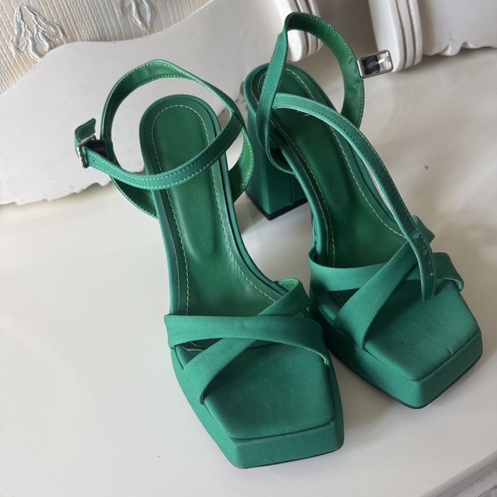 Продам босоножки