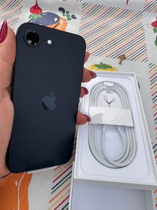 Нов Iphone 16 e