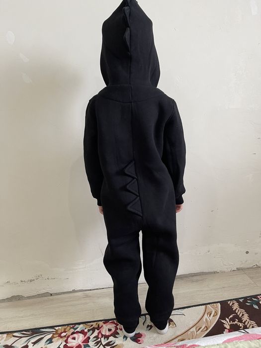 Продам комбинезон дино от BODO