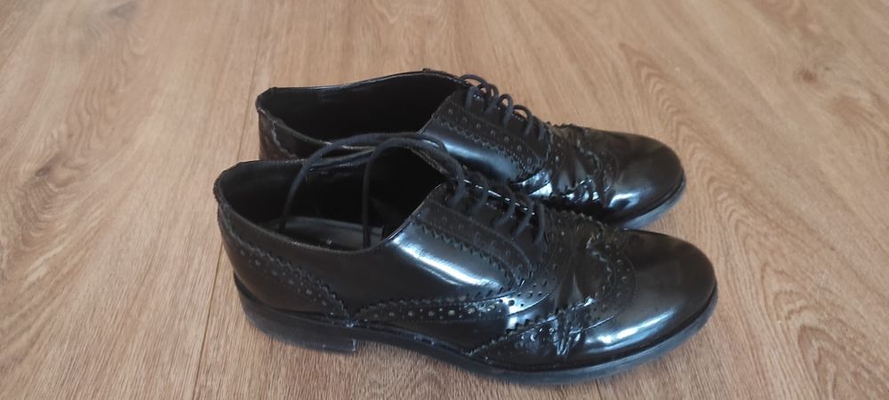 Кожени,лачени обувки Bata