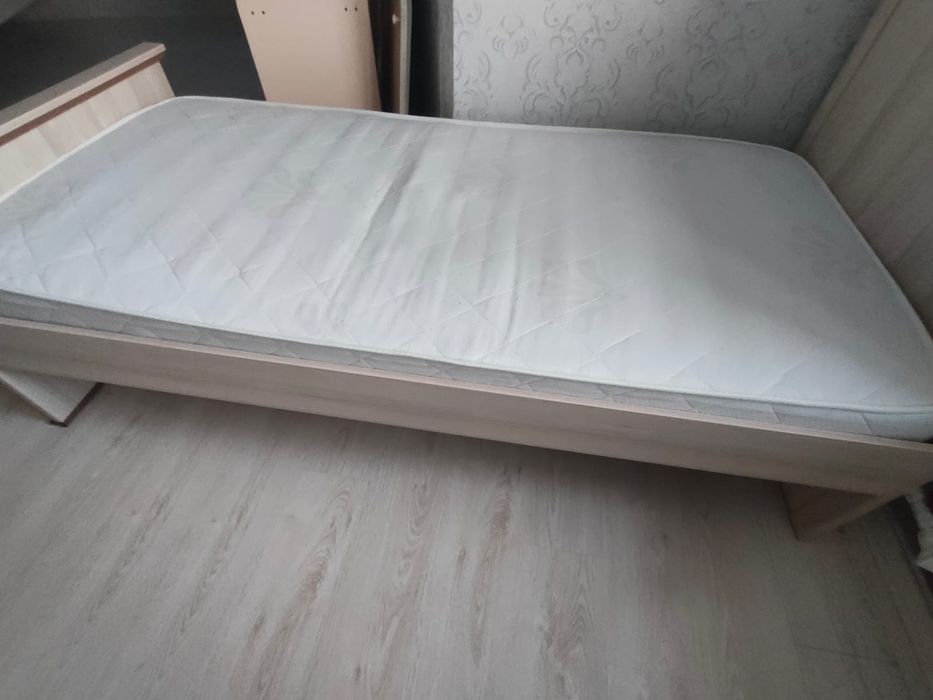 Продам кровать полуторку