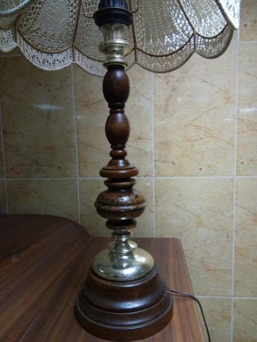 Veioza veche cu talpa din lemn masiv și abajur din Macrame ,piesa deos