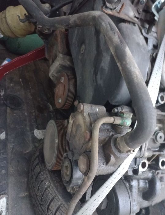 Продавам двигателя от снимките 2.8