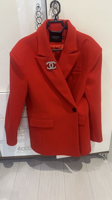 Продам красное пальто