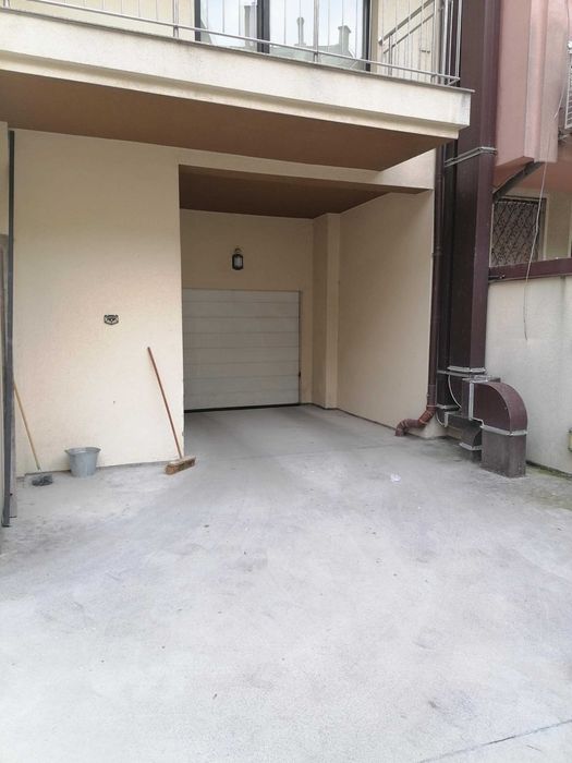 Отдава се под наем просторно паркомясто в двор – отлично местоположен