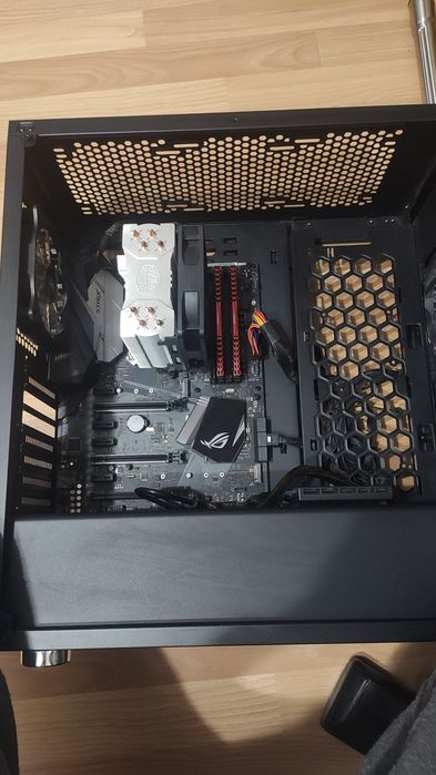 PC intel i7 7700k, asus strix z270e, 16gb ram corsair, sursa 600w