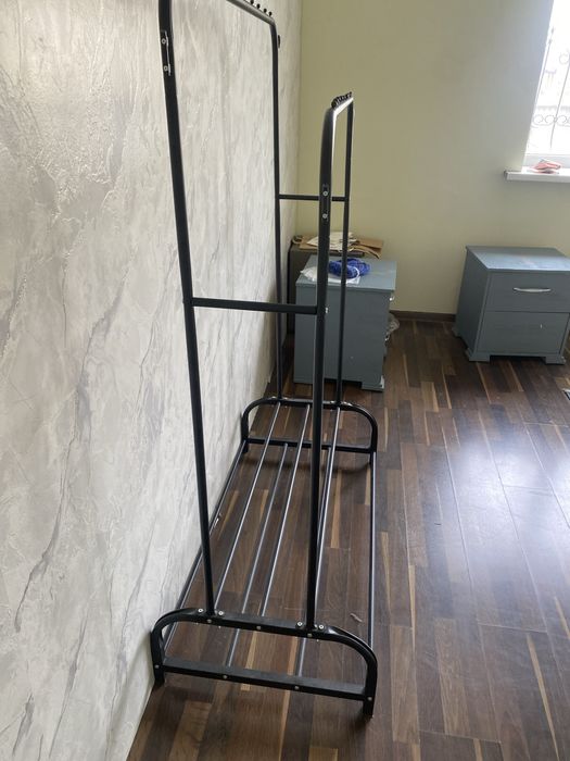 Вешилка 3 шт есть