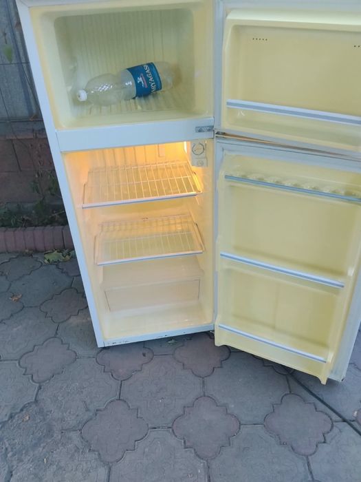 продам двухкамерный холодильник daewoo