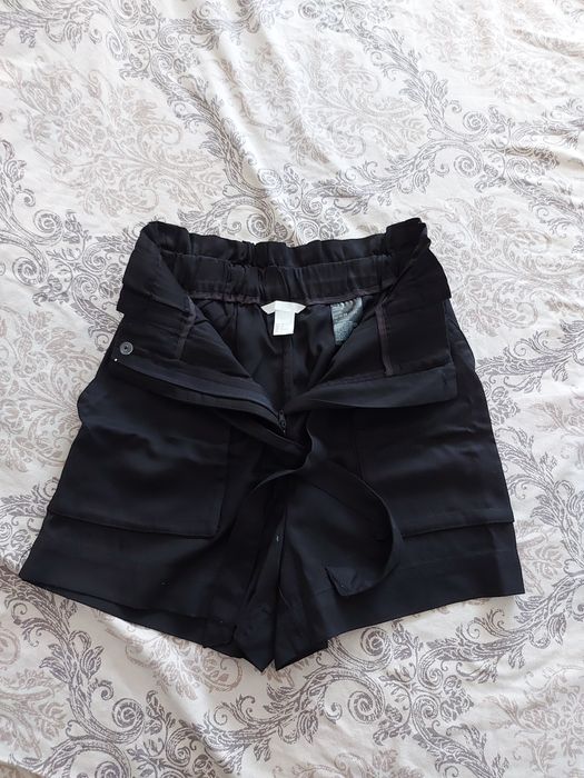 Продвам къси панталони и поли.