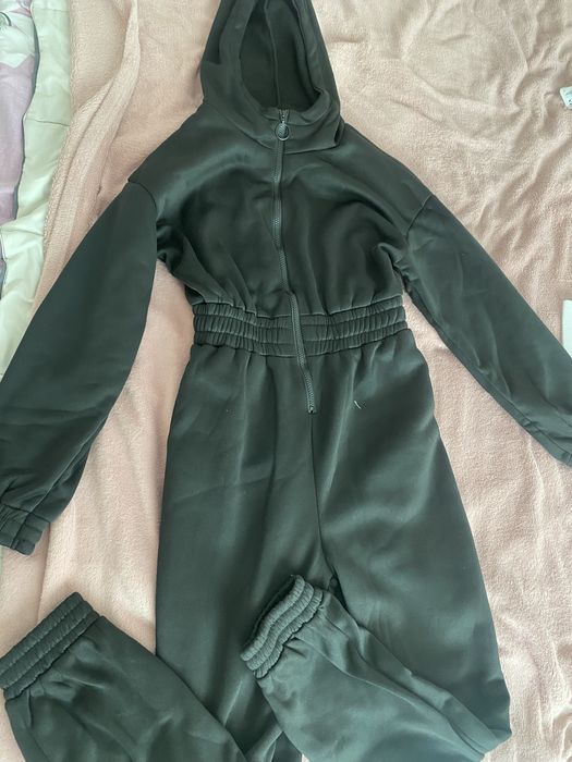 Черен чисто нов гащеризон