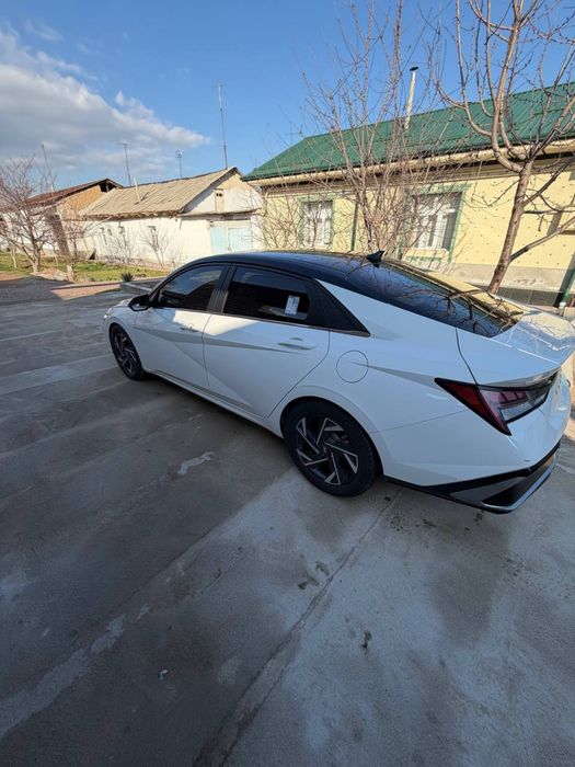 Hundai elantra 2023 yil