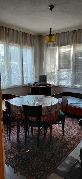 Тухлена къща с лятна кухня и голям двор в гр. Крън