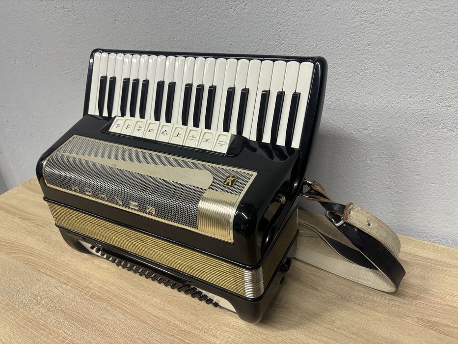 Acordeon Hohner Lucia 4p cu 96 de basi