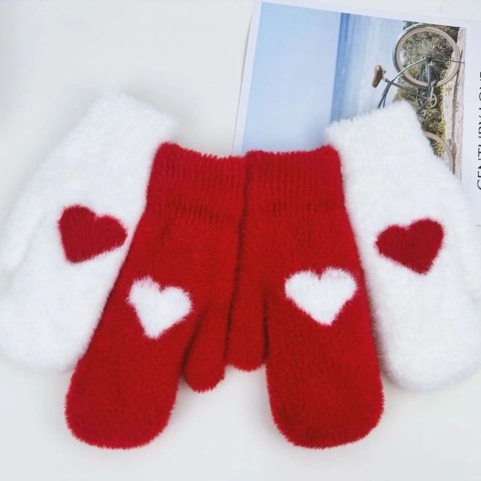 Варежки красные с сердцем