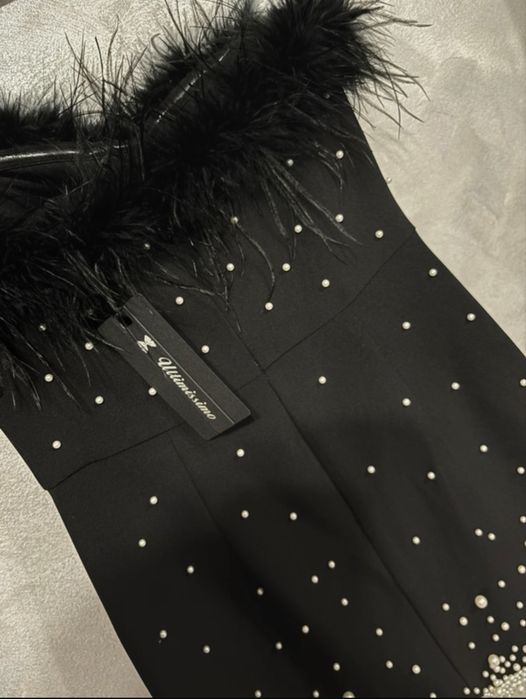 Rochie neagra cu pene si perle