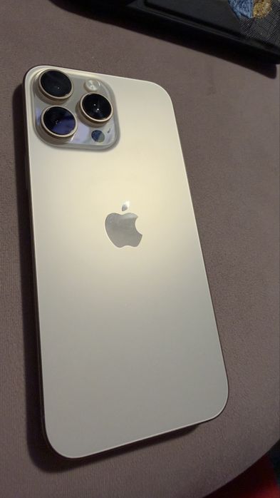 Iphone 16 Pro Max  ( gold )