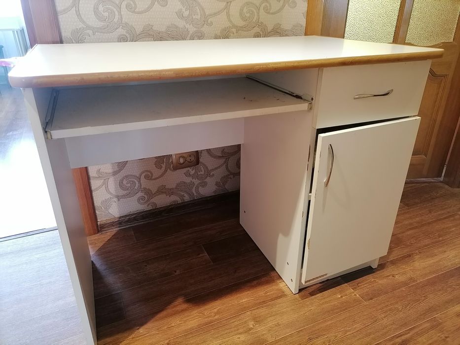 Удобный письменный стол