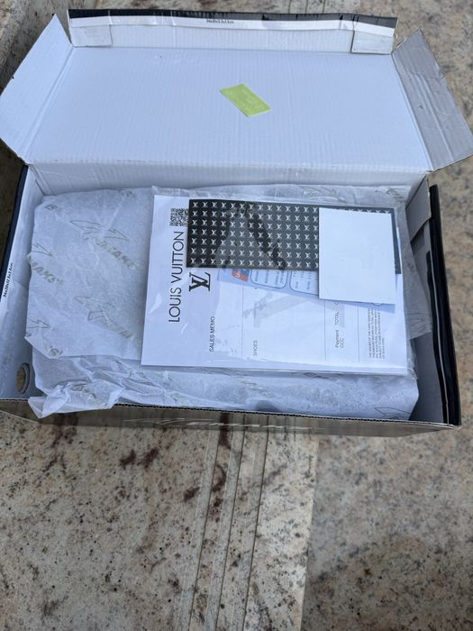 Adidasi noi in cutie