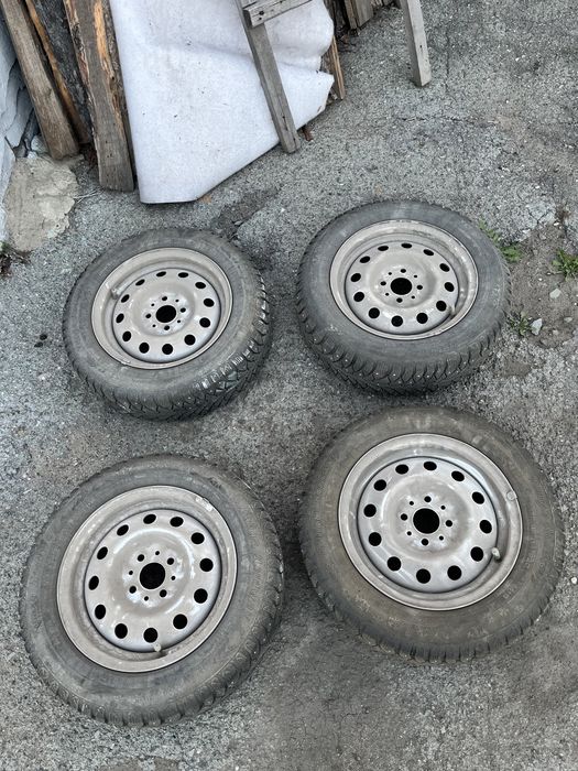 Продается зимние шины со штампами.