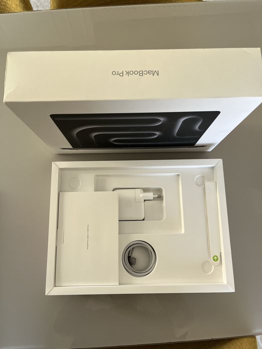 Macbook pro 2023 , 512 GB , M3